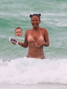 Сексуальная Кристина Милиан в миниатюрном бикини на Майами фото #14