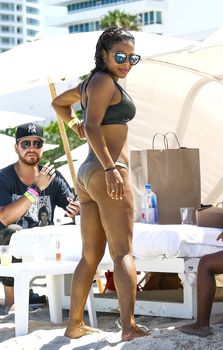 Страстная Кристина Милиан в красивом бикини на пляже Майами фото #9