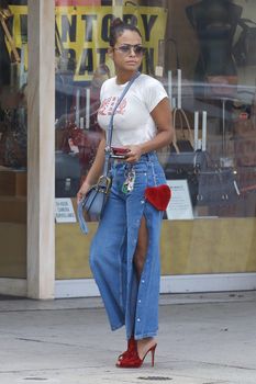 Возбуждающие соски Кристины Милиан в сексуальном топе на улицах Голливуда фото #3