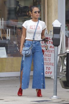 Возбуждающие соски Кристины Милиан в сексуальном топе на улицах Голливуда фото #6