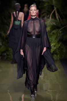 Голая грудь Констанс Яблонски в прозрачном наряде на Balmain Fashion Show фото #3