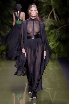 Голая грудь Констанс Яблонски в прозрачном наряде на Balmain Fashion Show фото #4