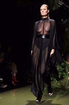 Голая грудь Констанс Яблонски в прозрачном наряде на Balmain Fashion Show фото #5