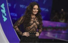 Сочная грудь Деми Ловато в прозрачном наряде на MTV Video Music Awards фото #6