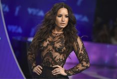 Сочная грудь Деми Ловато в прозрачном наряде на MTV Video Music Awards фото #7