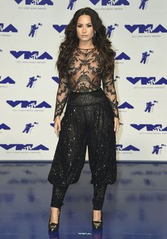 Сочная грудь Деми Ловато в прозрачном наряде на MTV Video Music Awards фото #8