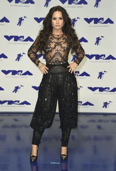 Сочная грудь Деми Ловато в прозрачном наряде на MTV Video Music Awards фото #9