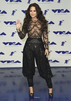 Сочная грудь Деми Ловато в прозрачном наряде на MTV Video Music Awards фото #12