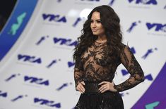 Сочная грудь Деми Ловато в прозрачном наряде на MTV Video Music Awards фото #13