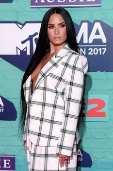 Глубокое декольте Деми Ловато на The 24th MTV Europe Music Awards фото #3