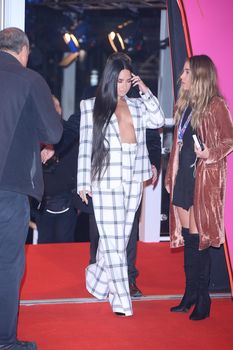 Глубокое декольте Деми Ловато на The 24th MTV Europe Music Awards фото #11