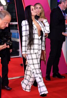 Глубокое декольте Деми Ловато на The 24th MTV Europe Music Awards фото #13