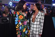 Глубокое декольте Деми Ловато на The 24th MTV Europe Music Awards фото #16