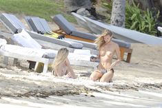 Голая грудь Эдиты Вилкевичуте в бикини на пляже в Сен-Бартелеми фото #5