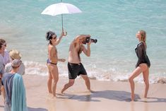 Торчащие соски Эльзы Хоск в прозрачном наряде на пляже в Сен-Бартелеми фото #17