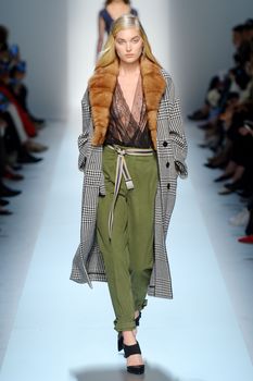 Красавица Эльза Хоск засветила сиськи на Fashion Week в Милане фото #1