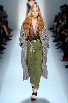 Красавица Эльза Хоск засветила сиськи на Fashion Week в Милане фото #2