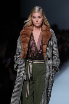 Красавица Эльза Хоск засветила сиськи на Fashion Week в Милане фото #4