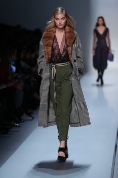Красавица Эльза Хоск засветила сиськи на Fashion Week в Милане фото #5