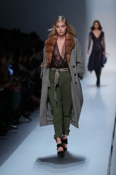 Красавица Эльза Хоск засветила сиськи на Fashion Week в Милане фото #6
