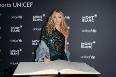 Горячая Эльза Хоск в прозрачном наряде в Нью-Йорке фото #11