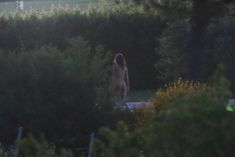 Голая попа Эмили Ратаковскив фильме Welcome Home фото #5