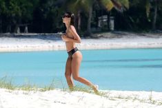 Сексуальная Эмили Ратаковски топлесс в Мексике фото #7