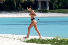 Сексуальная Эмили Ратаковски топлесс в Мексике фото #8