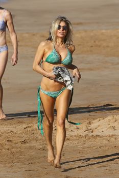 Сексуальная Ферги в красивом бикини на пляже в Мауи фото #1