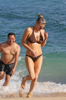 Красивая Ферги в бикини на пляже в Кауаи фото #5