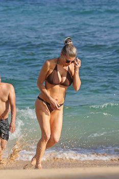 Красивая Ферги в бикини на пляже в Кауаи фото #6