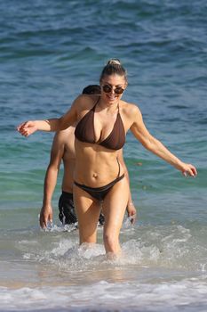 Красивая Ферги в бикини на пляже в Кауаи фото #8