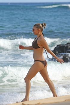 Красивая Ферги в бикини на пляже в Кауаи фото #10