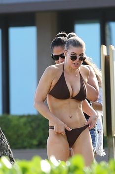 Красивая Ферги в бикини на пляже в Кауаи фото #15