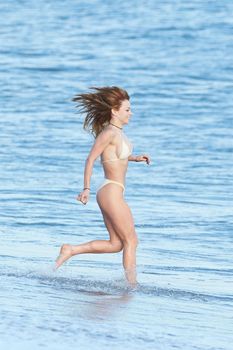 Сексуальная Франческа Иствуд засветила грудь на пляже в Малибу фото #4