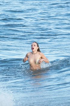 Сексуальная Франческа Иствуд засветила грудь на пляже в Малибу фото #5