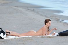 Сексуальная Франческа Иствуд засветила грудь на пляже в Малибу фото #12