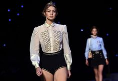 Голые сиськи Джиджи Хадид в прозрачной блузке на New York Fashion Week фото #3