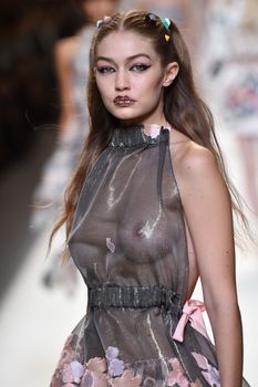 Красивая Джиджи Хадид засветила грудь в сексуальном наряде на Milan Fashion Week фото #9