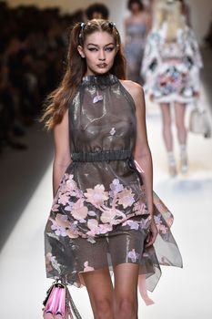 Красивая Джиджи Хадид засветила грудь в сексуальном наряде на Milan Fashion Week фото #11