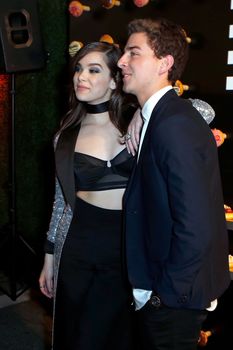 Торчащие соски Хейли Стайнфелд в откровенном наряде на Grammy After Party фото #7