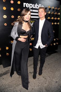 Торчащие соски Хейли Стайнфелд в откровенном наряде на Grammy After Party фото #10