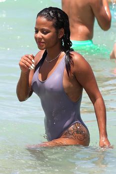 Сексуальная грудь Кристины Милиан в бикини на пляже Майами фото #17