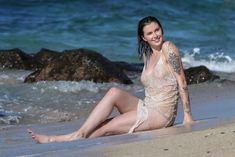 Красотка Айрленд Болдуин в прозрачном наряде на Гавайах фото #5