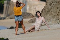 Красотка Айрленд Болдуин в прозрачном наряде на Гавайах фото #9