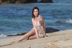 Красотка Айрленд Болдуин в прозрачном наряде на Гавайах фото #11