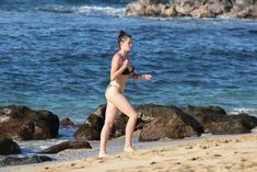 Красотка Айрленд Болдуин в прозрачном наряде на Гавайах фото #15