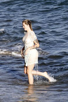 Горячая Айрленд Болдуин засветила грудь для фотосессии на Малибу фото #2