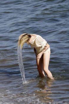 Горячая Айрленд Болдуин засветила грудь для фотосессии на Малибу фото #3