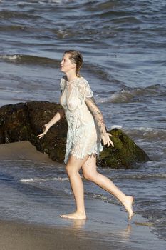 Горячая Айрленд Болдуин засветила грудь для фотосессии на Малибу фото #8